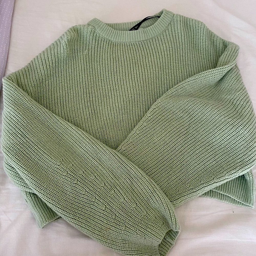 _.^*+• Green knit sweater •*^+=_